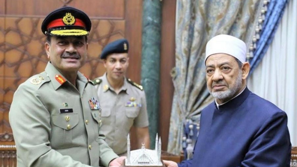 Pakistani army chief urges action against extremism, distorted religious interpretations in Egypt visit